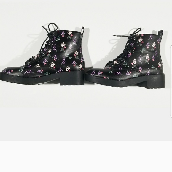 SOLD 🚫 ON MERCARI Combat Platform Lace Up Boots - Picture 3 of 8